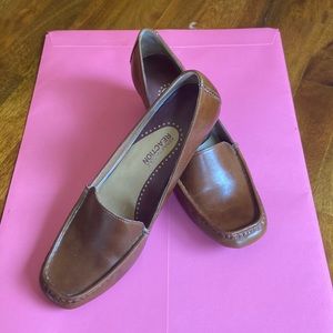 Kenneth Cole Reaction Ladies Leather Pump. Size 8.5